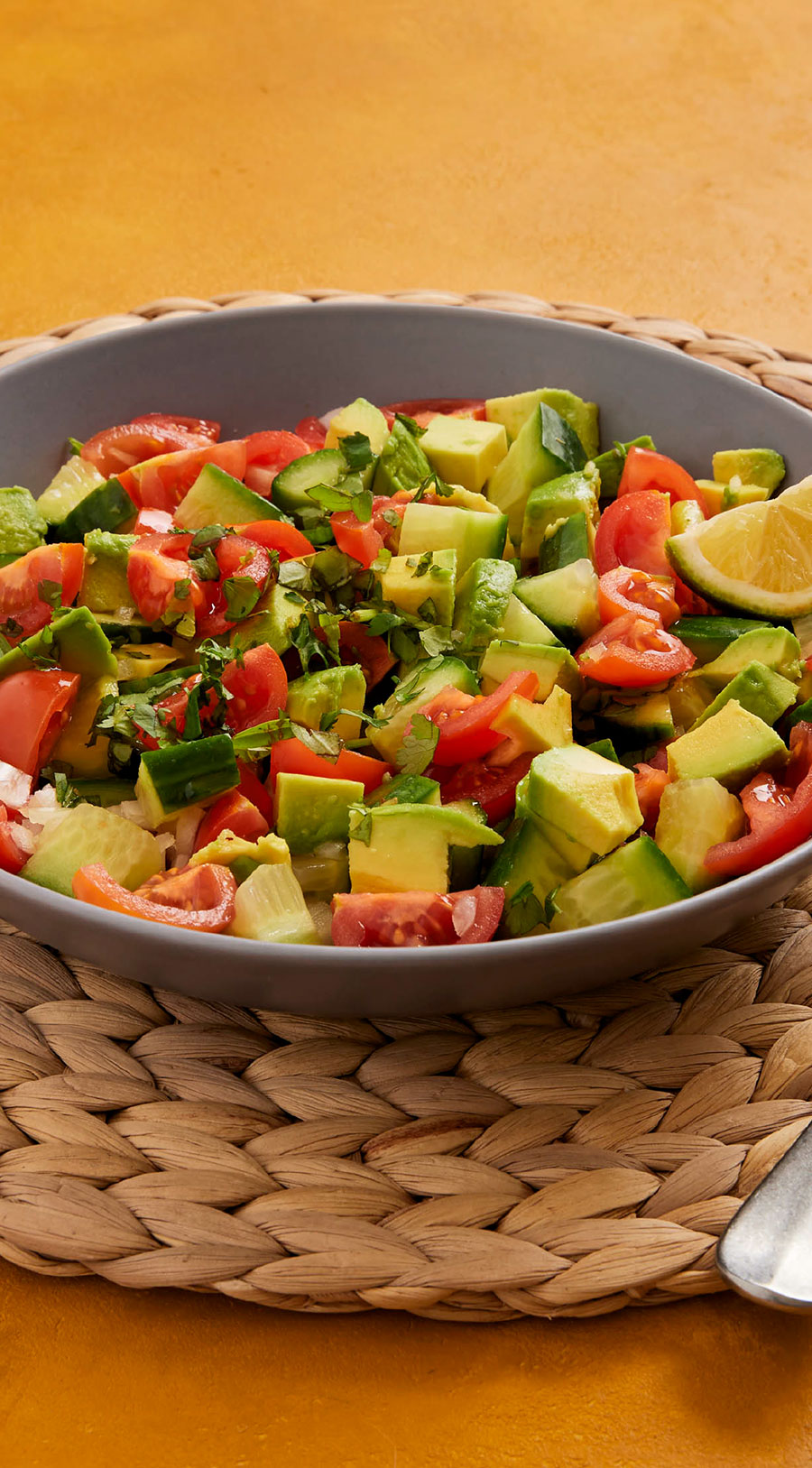 SALADA DE TOMATE E ABACATE