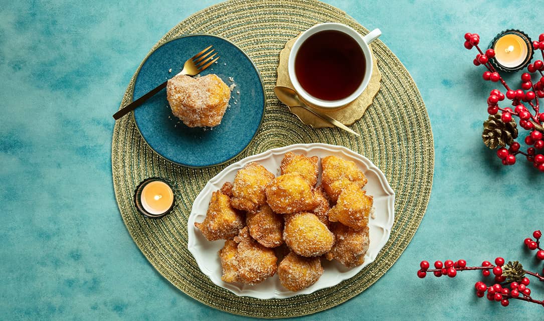 Receita de sonhos de abóbora em mesa de Natal