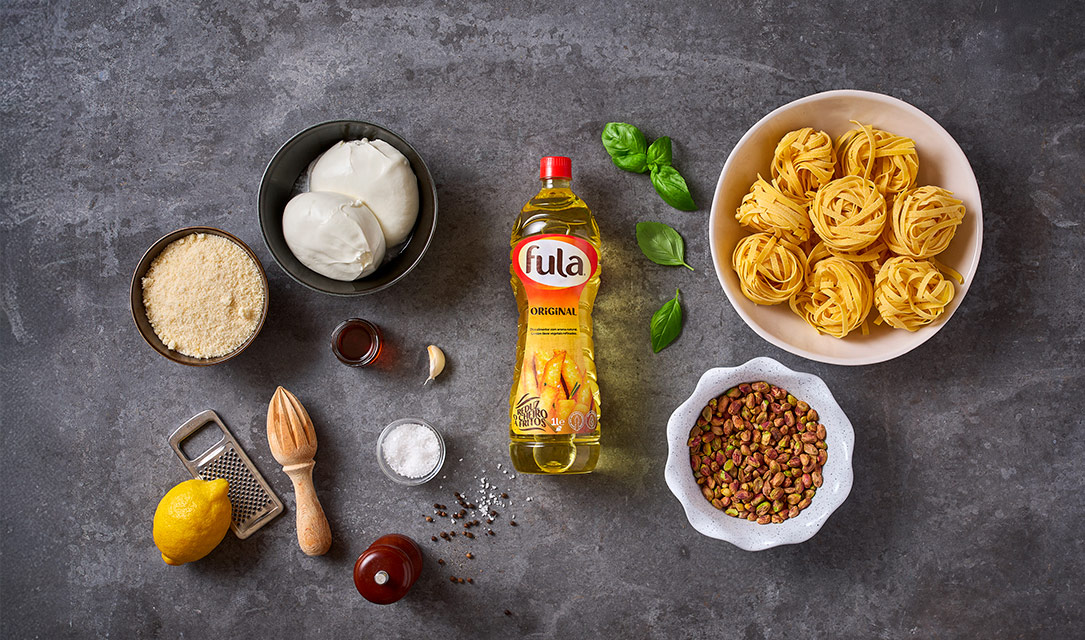 Massa com pesto de pistácio e burrata