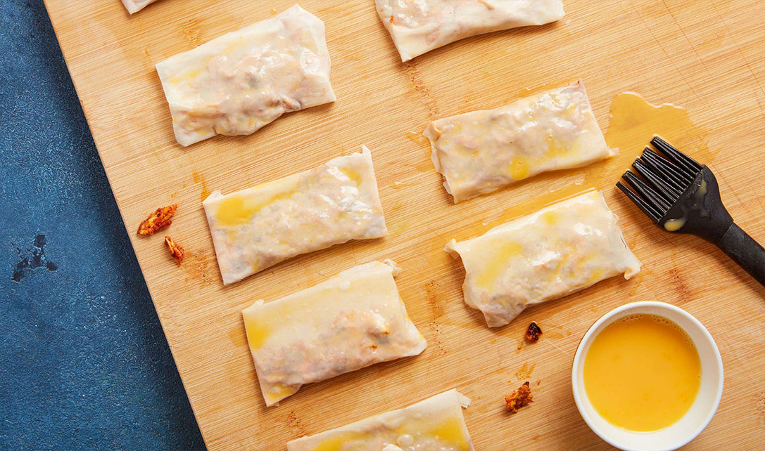 Pincelar massa dos pastéis de frango com ovo