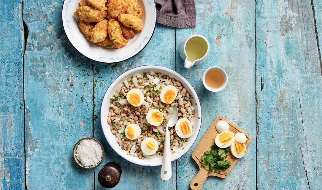 Pastéis de bacalhau com salada de feijão frade