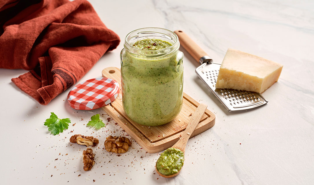 Molho pesto de salsa e nozes em boião