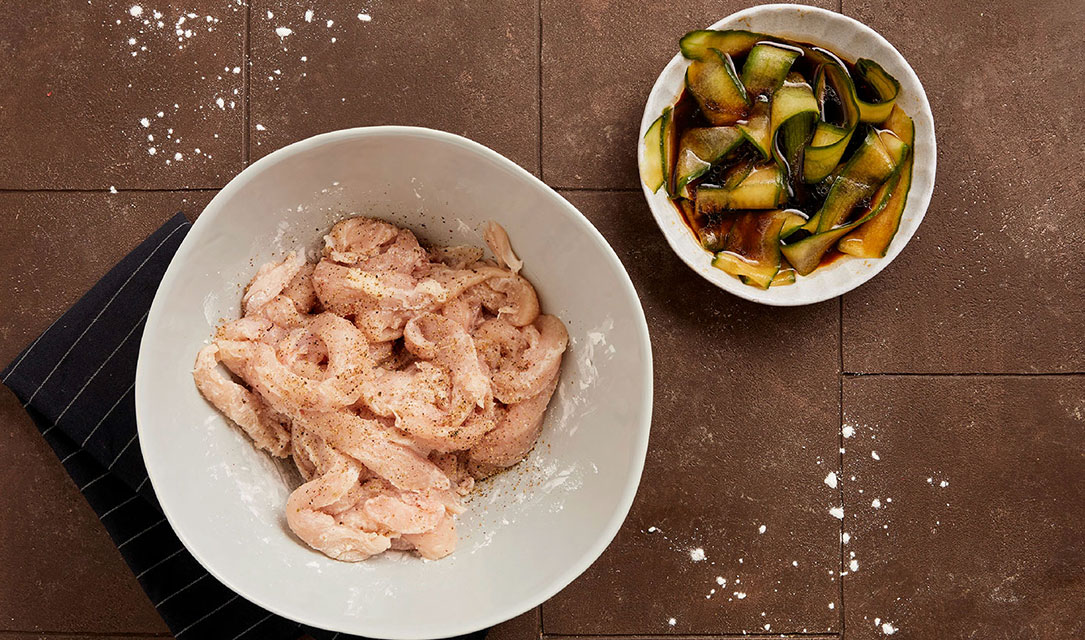 Frango e pepino a marinar para receita de frango teriyaki