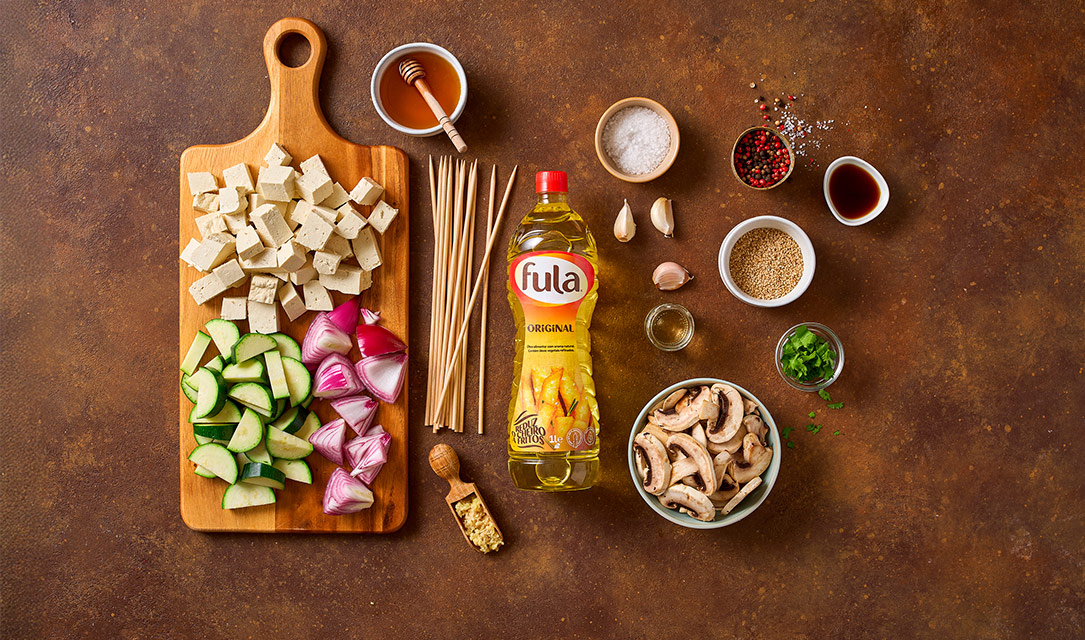 Espetadas de tofu, vegetais e sésamo