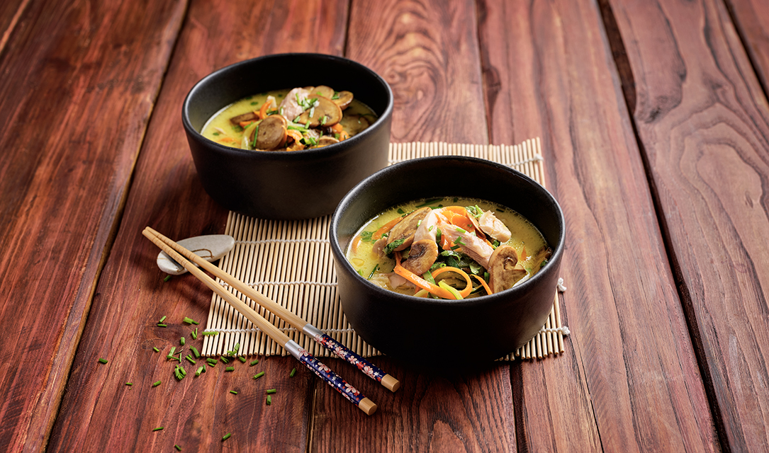 Ramen de frango com legumes e leite de coco