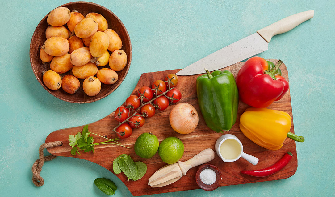 Ingredientes para Salada de Nêsperas, Pimentos e Ervas Aromáticas
