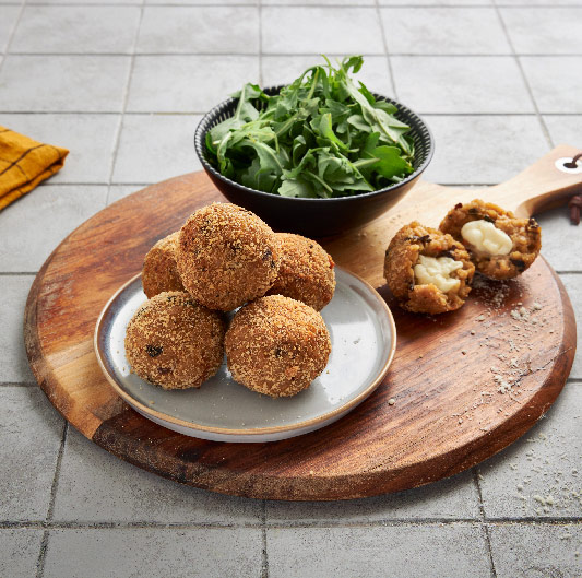 Bolinhas de risotto com salada de rúcula