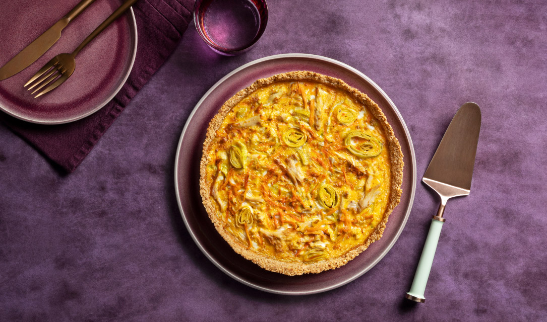 Quiche de alho francês e frango na mesa