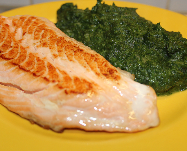 Salmão na frigideira com esparregado