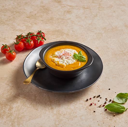 Sopa de tomate e ovo escalfado