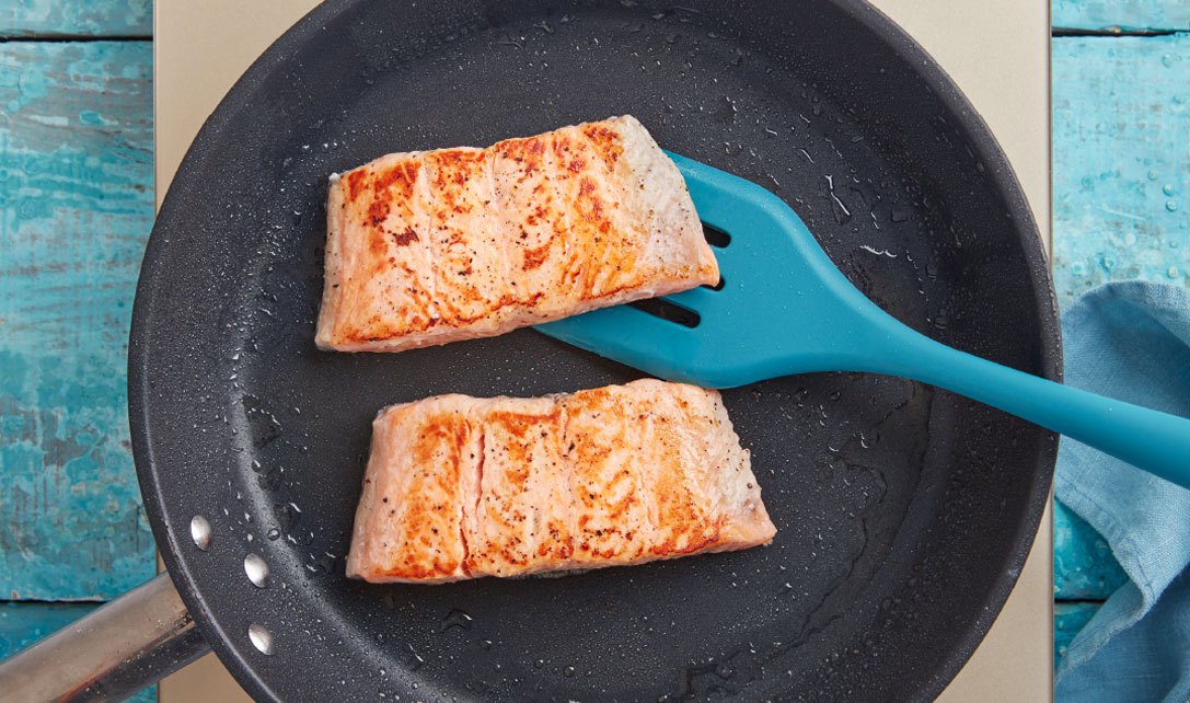 Salmão frito na frigideira