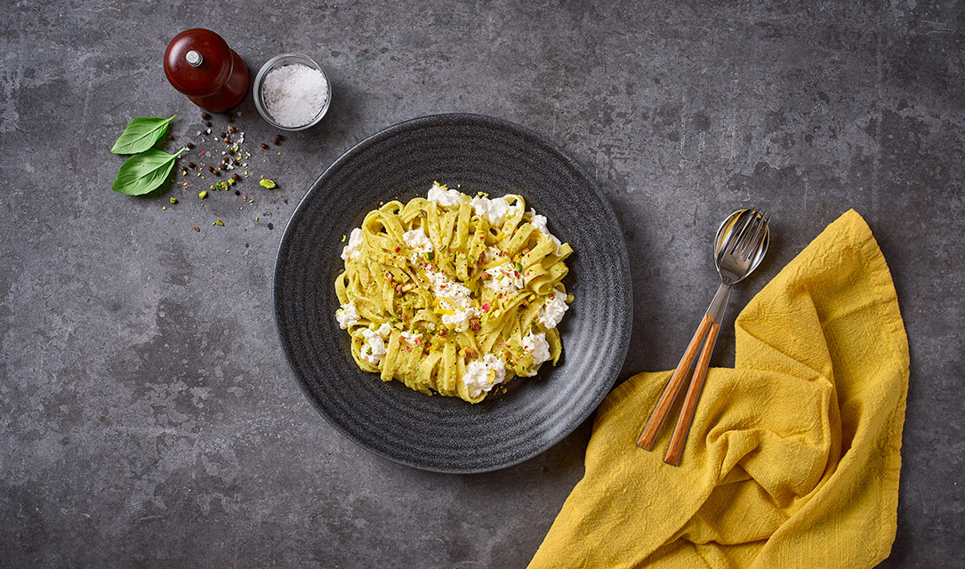 Massa com pesto de pistácio e burrata