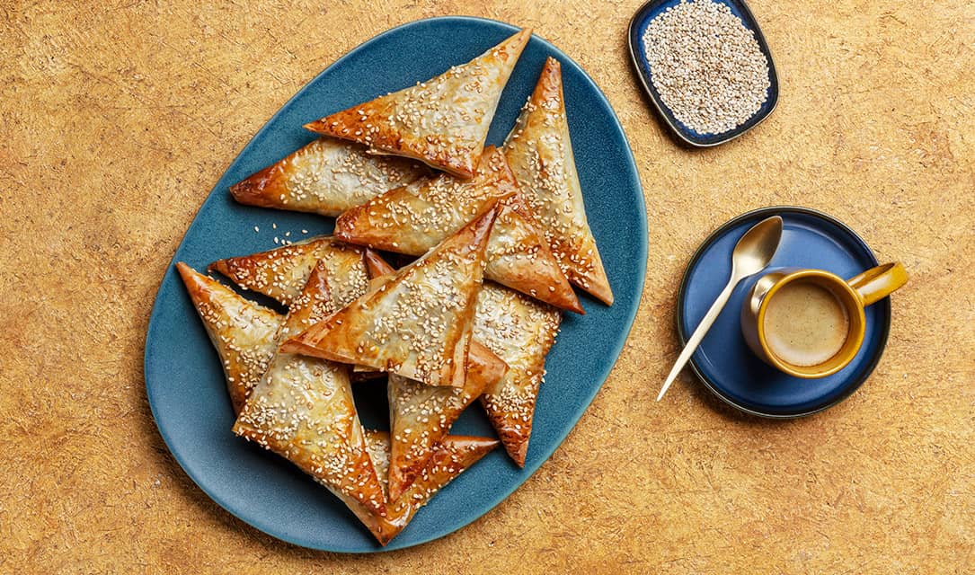 Chamuças fritas com chá e sementes de sésamo