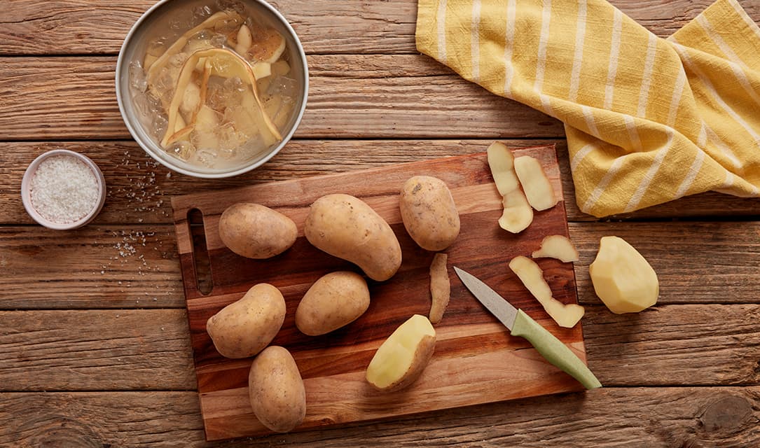 Lascas de batata em água gelada e sal