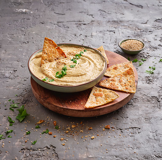 Hummus de beringela com óleo de sementes de sésamo tostadas