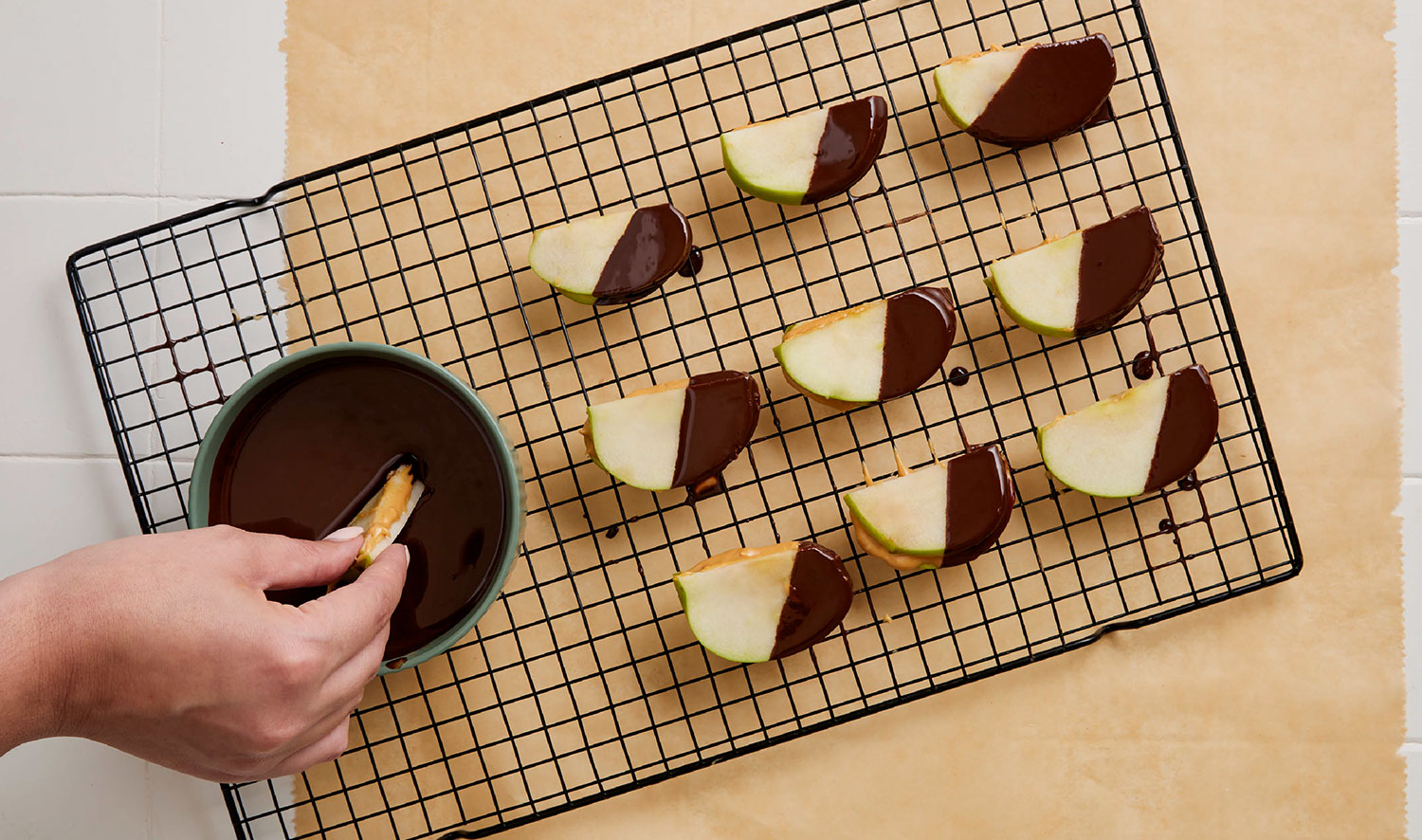 MAÇÃ COM RECHEIO DE MANTEIGA DE AMENDOIM E CHOCOLATE