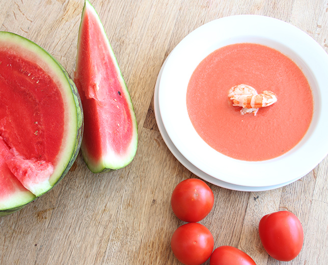 Gaspacho de melancia com camarão