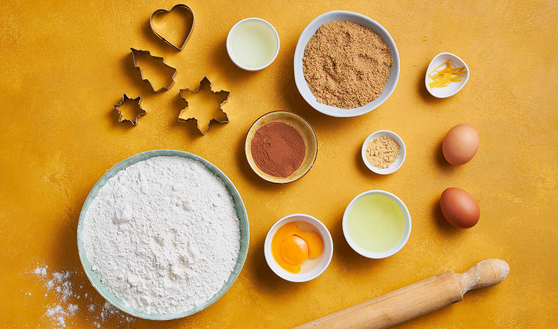 Ingredientes e formas para bolachas de natal