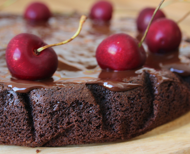 Bolo de chocolate com cerejas