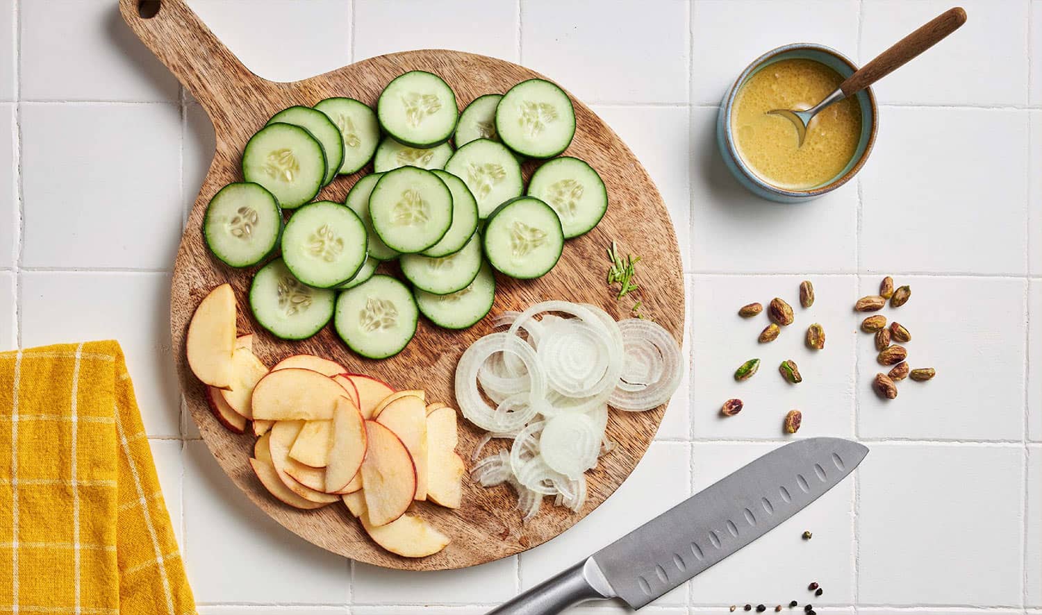 Pepino, maçã e cebola às rodelas