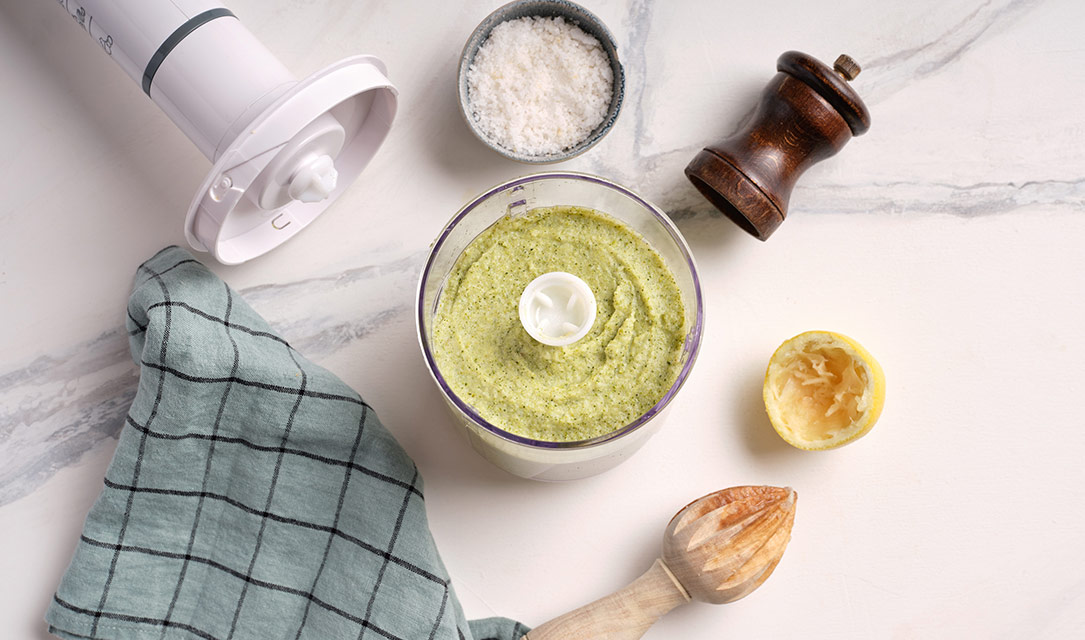 Puré de brócolos no triturador com limão e sal