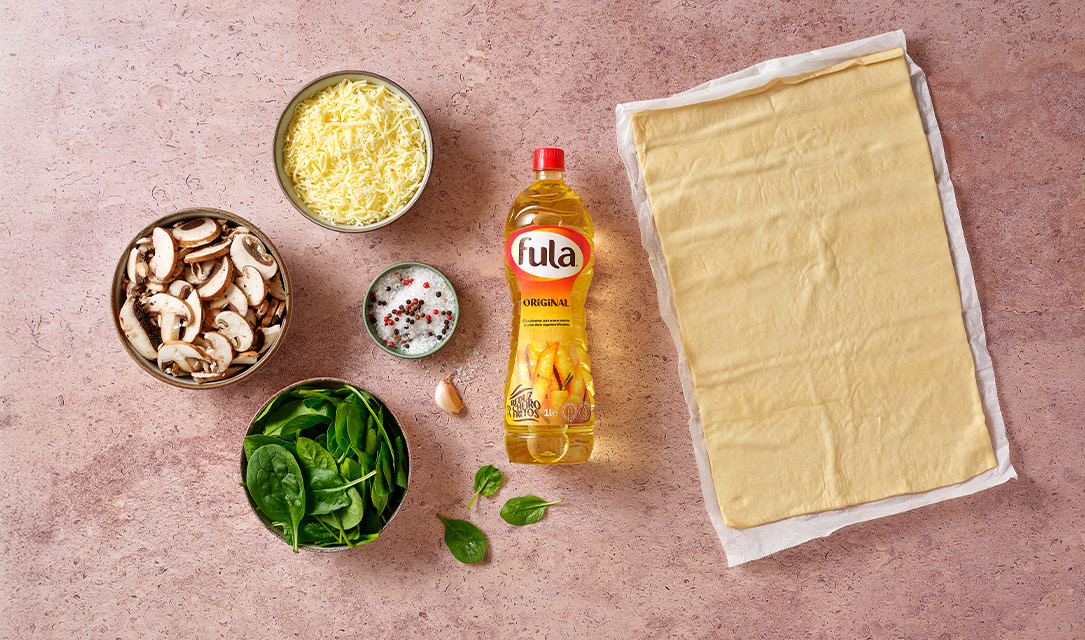 Pizza retangular de cogumelos e espinafres