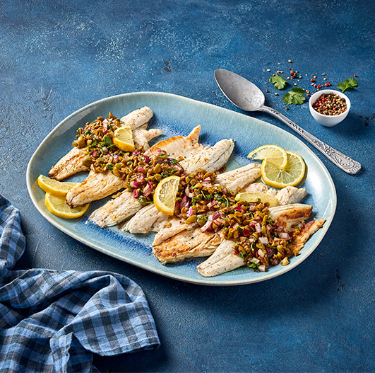 Filetes de robalo fritos com crosta de azeitonas