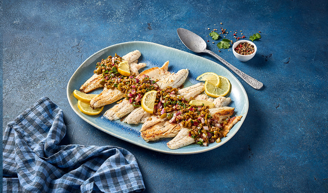 Filetes de robalo fritos com crosta de azeitonas