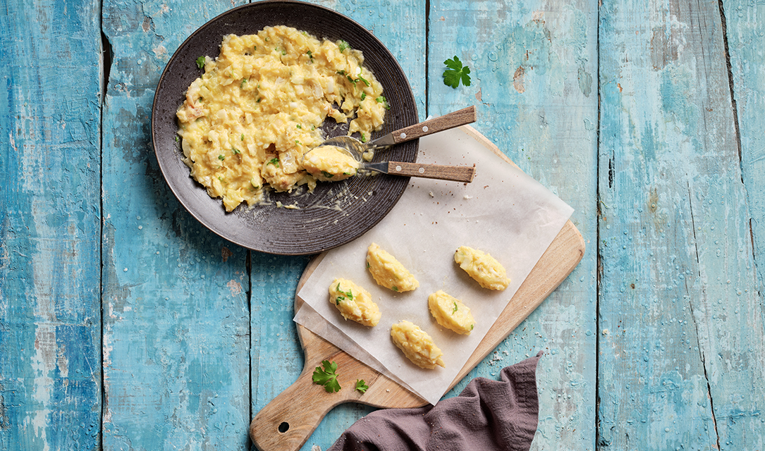 Pastéis de bacalhau com salada de feijão frade