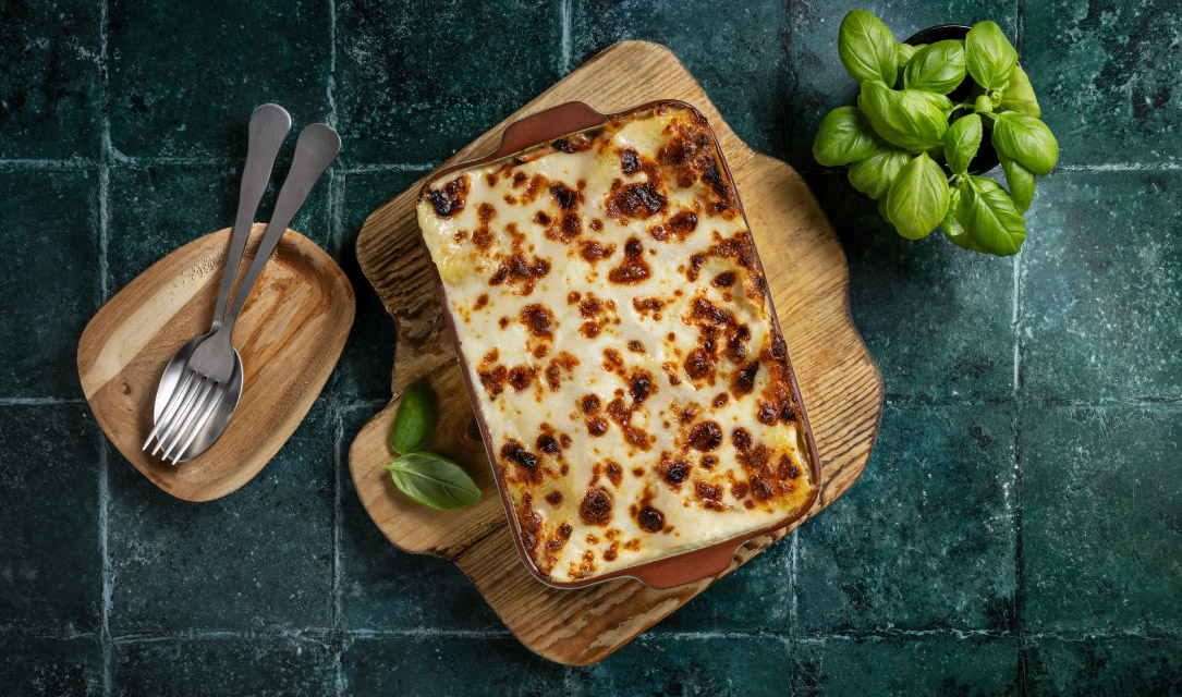 Lasanha de frango com vegetais e folhas de manjericão