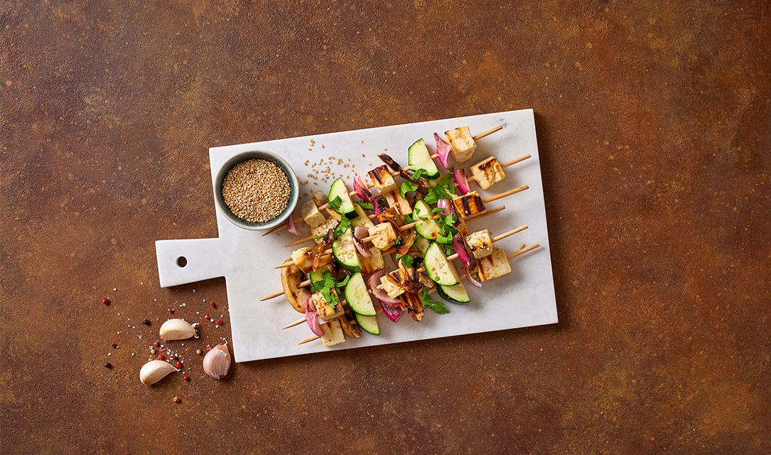 Espetadas de tofu, vegetais e sésamo