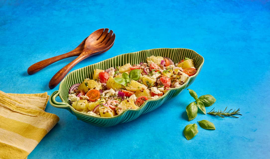 Taça com salada de batata, cebola e ervas
