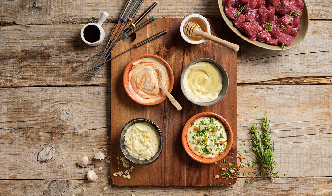 Fondue de Carne com maionese de ervas e maionese de alho