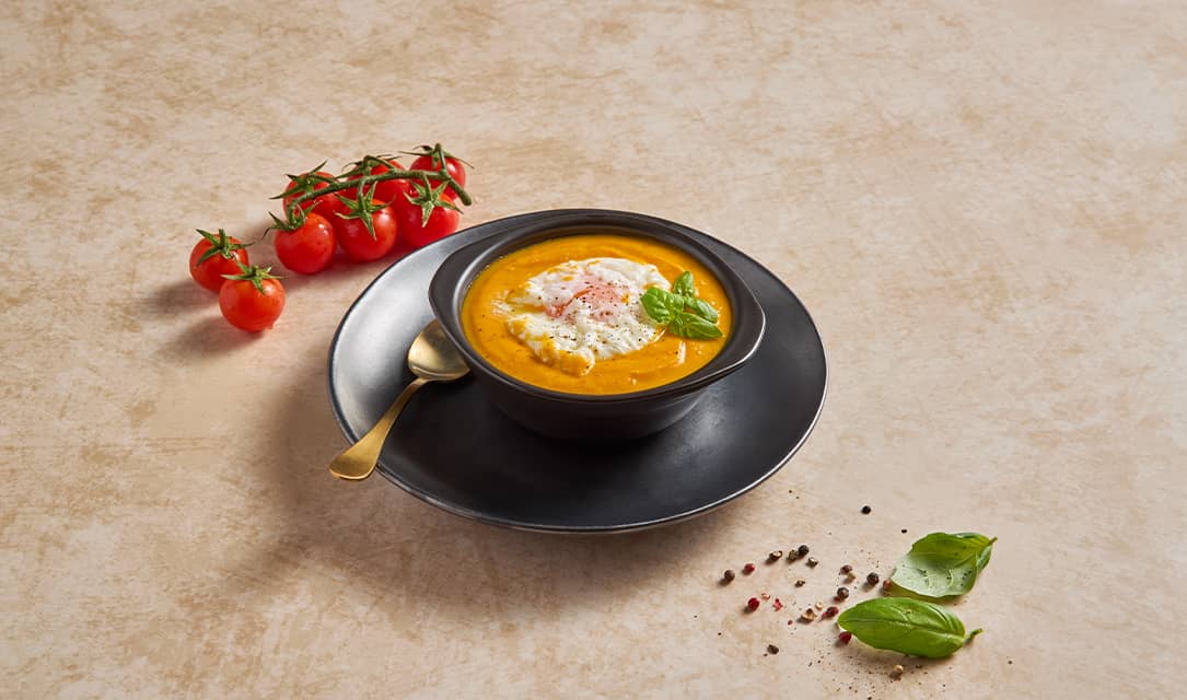 Sopa de tomate com ovo escalfado