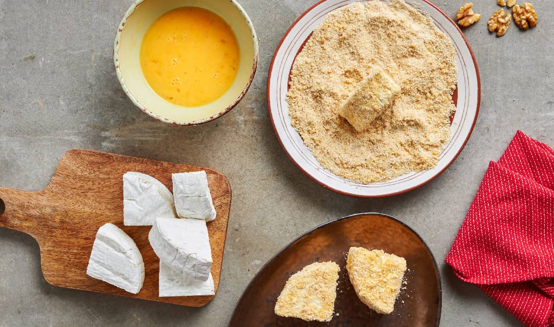 Queijo camembert, ovos e polme