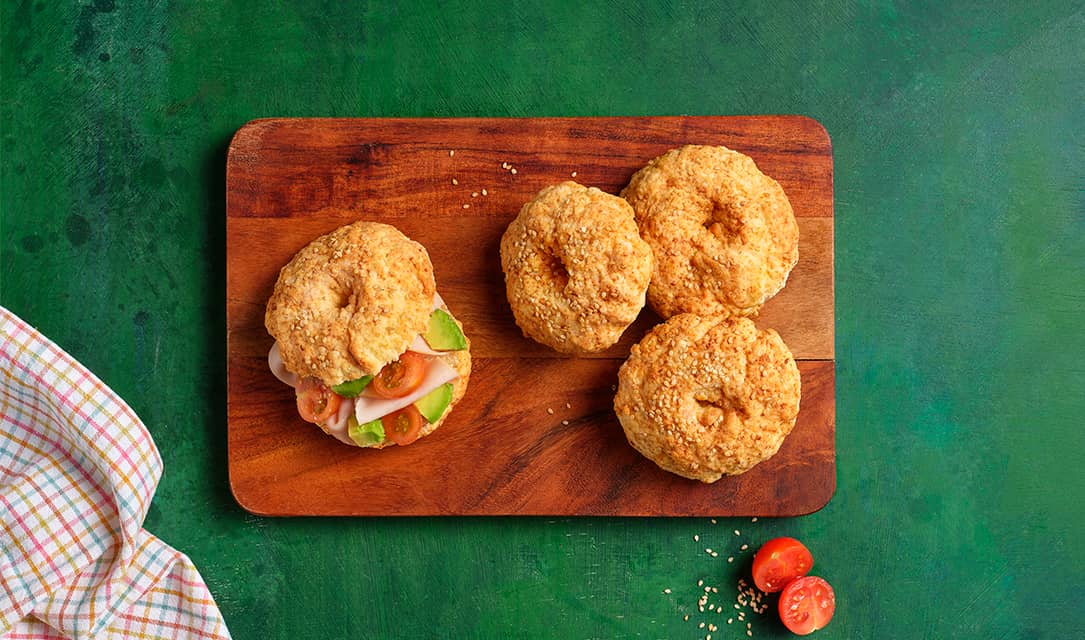 pães em formato bagel com sementes