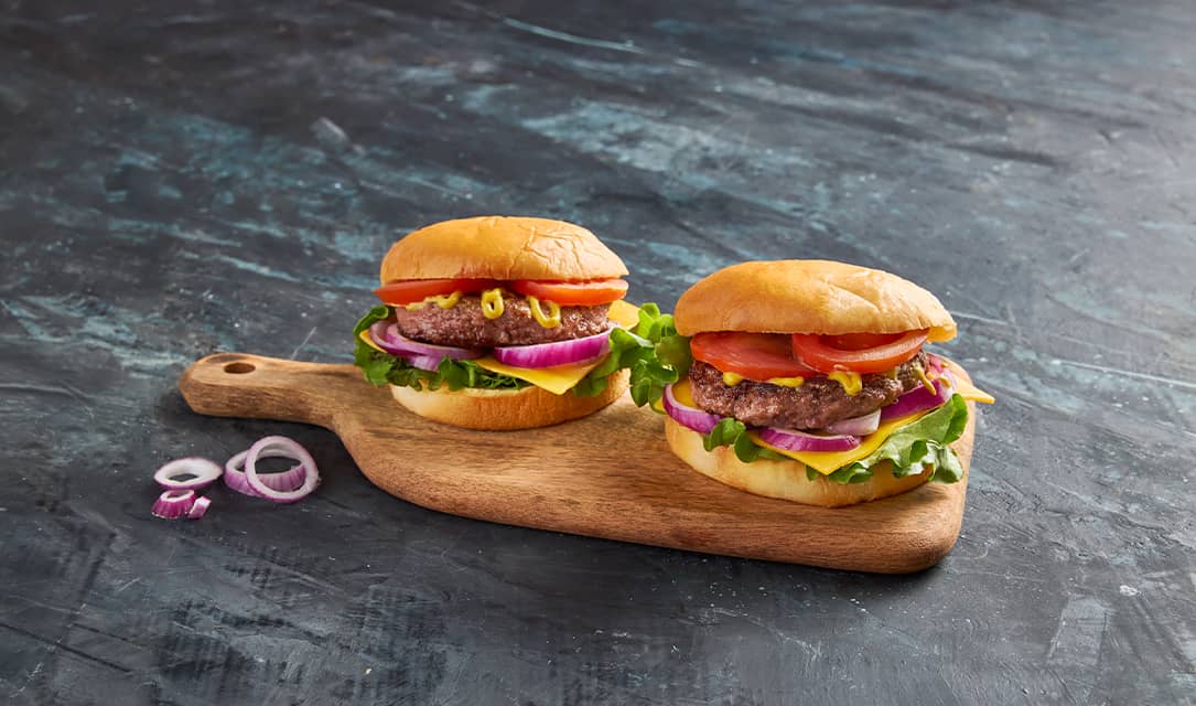 hamburger caseiro com queijo e salada