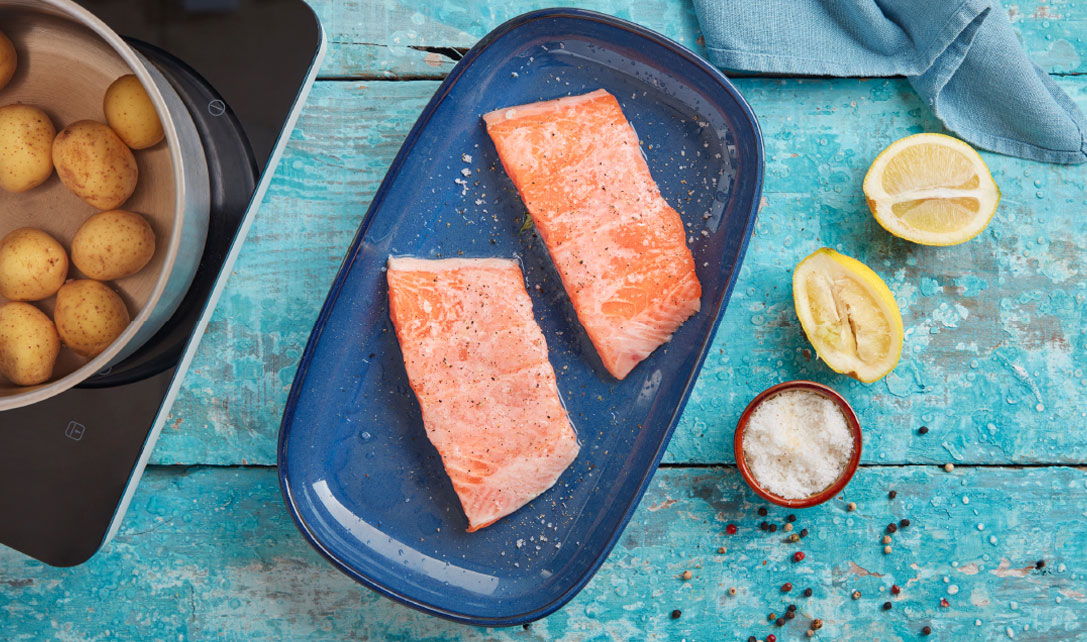 Salmão frito com espargos