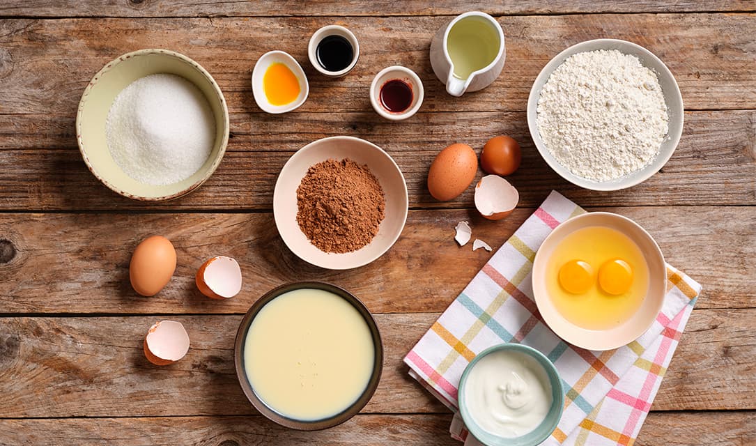 Ingredientes em taças para receita de bolo arco-íris