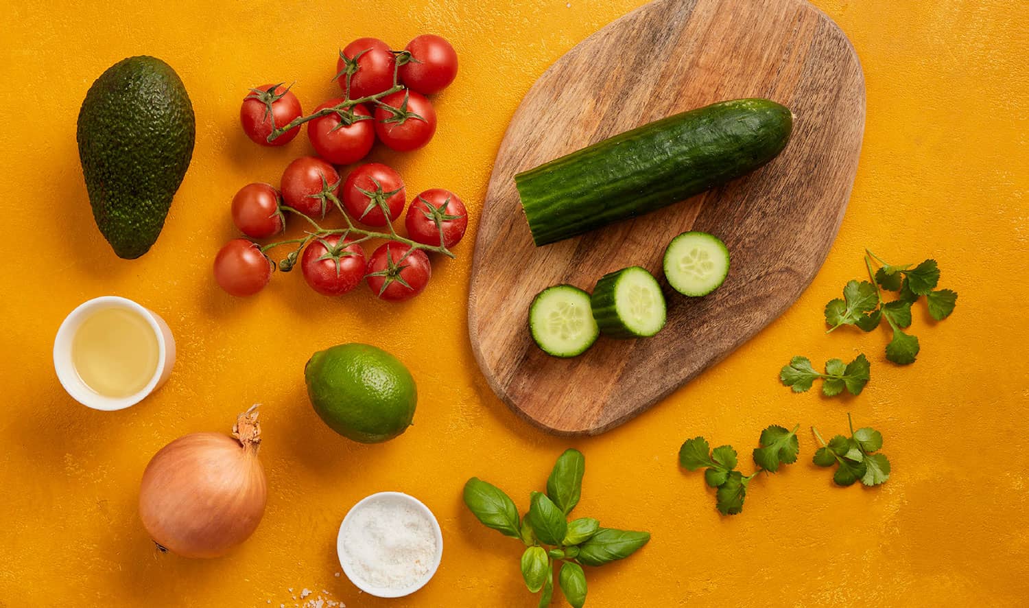 Ingredientes para salada de abacate e tomate