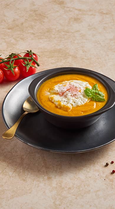 Sopa de tomate e ovo escalfado