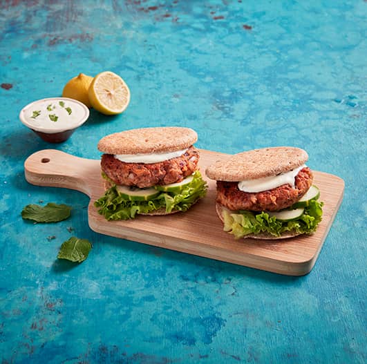 Pita com Hambúrguer de Cavala e molho de iogurte