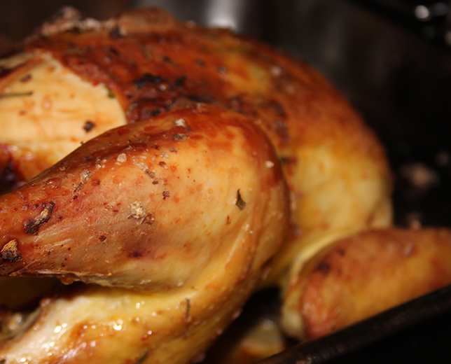 Frango assado com batatas fritas estaladiças