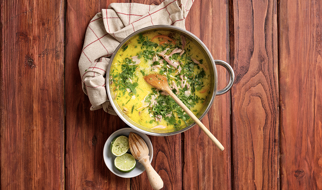 Ramen de frango com legumes e leite de coco