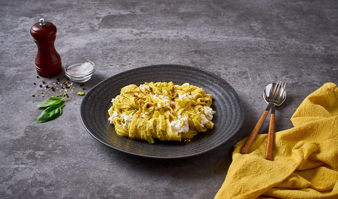 Massa com pesto de pistácio e burrata