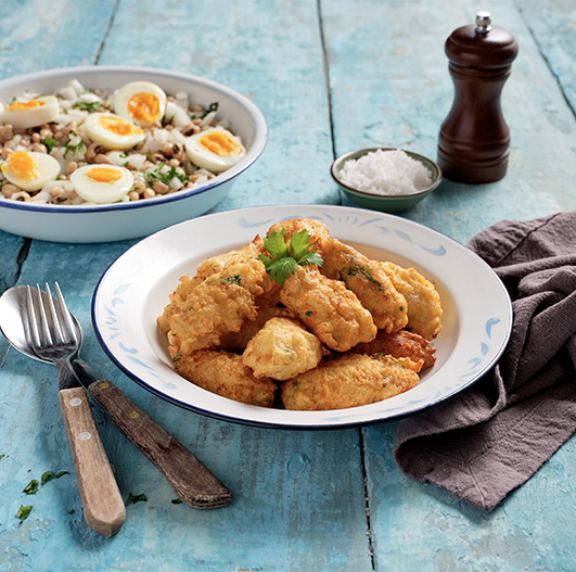 Pastéis de bacalhau com salada de feijão frade