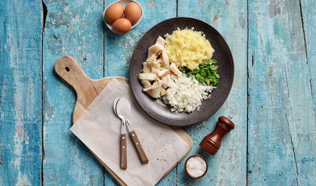 Pastéis de bacalhau com salada de feijão frade