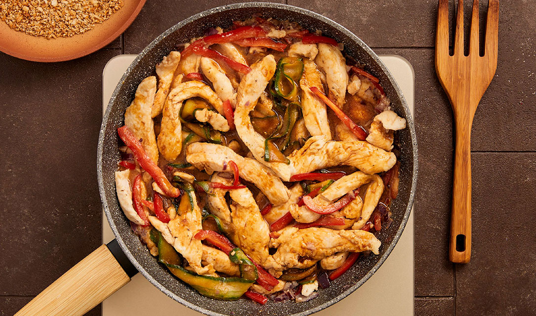 Frango e pimentos na frigideira