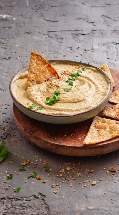 Hummus de beringela com óleo de sementes de sésamo tostadas