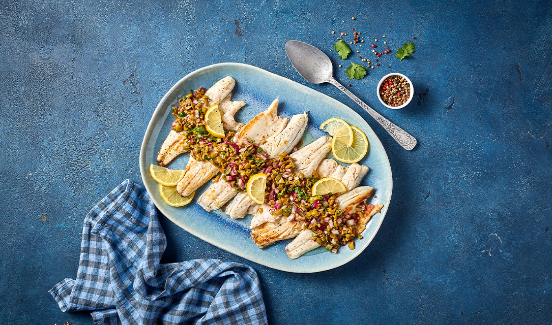 Filetes de robalo fritos com crosta de azeitonas
